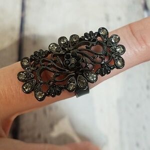 Black costume jewelry ring - sizable clasp